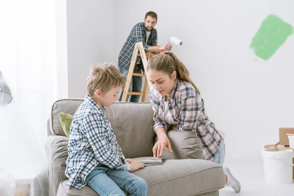 Young family renovating home — Stock Image Young family renovating home Stock Photo