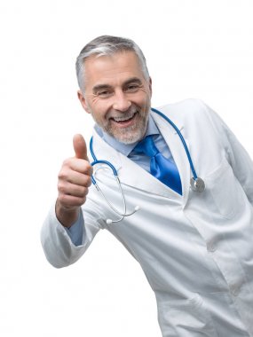 Kendine güvenen doktor başparmak giving yukarıya