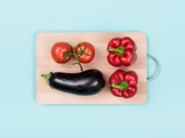 kesme tahtası üzerinde taze sebze