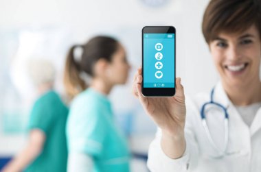 kadın doktor holding smartphone