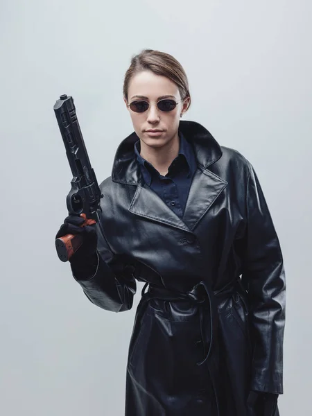 Cool kvinnlig spion — Stockfoto