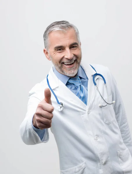 Selbstbewusst lächelnder reifer Arzt — Stockfoto