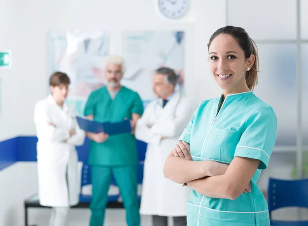 Jonge verpleegster poseren bij kliniek — Stockfoto