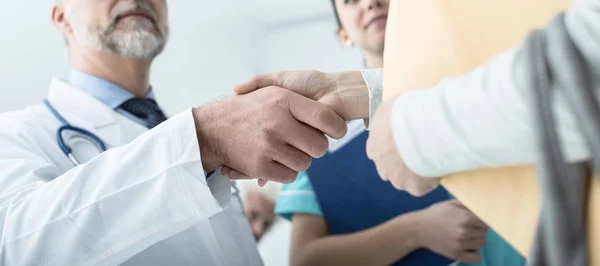 Doctor and patient shaking hands — Stock Photo, Image