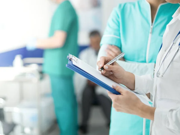 Medicinsk personal som arbetar vid sjukhuset — Stockfoto