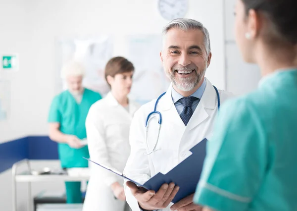 Facharzt und medizinisches Personal im Krankenhaus — Stockfoto