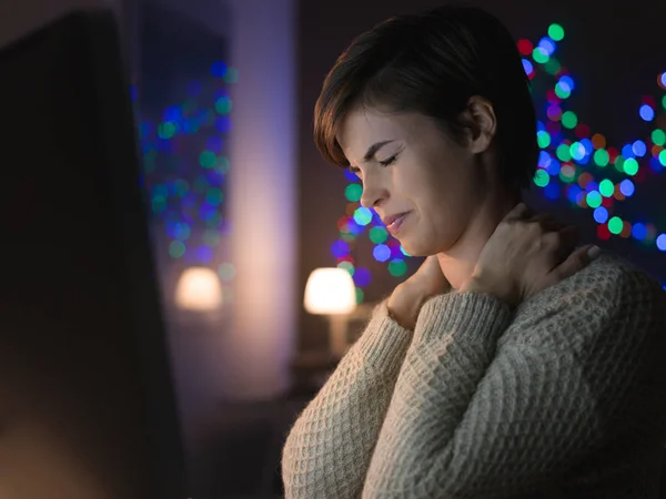 Young woman working with computer — Stock Photo, Image