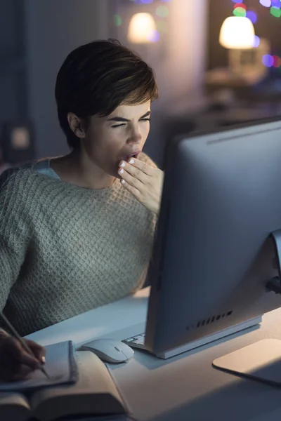 Mujer joven que trabaja con computadora — Foto de Stock