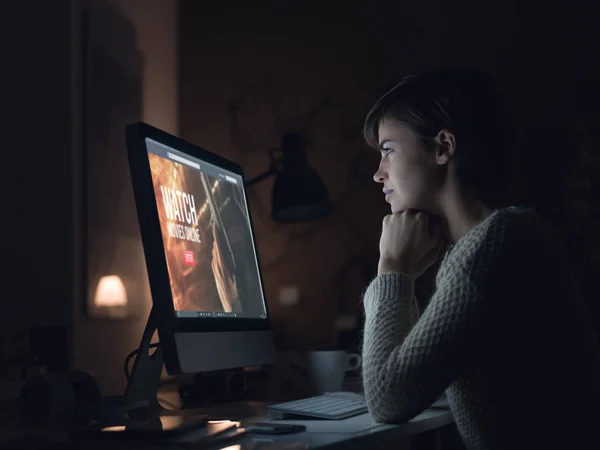 Mujer viendo películas en línea —  Fotos de Stock