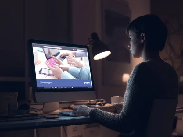 Femme se connectant à l'ordinateur — Photo
