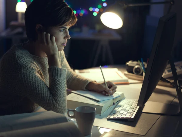 Jovem mulher trabalhando com computador — Fotografia de Stock