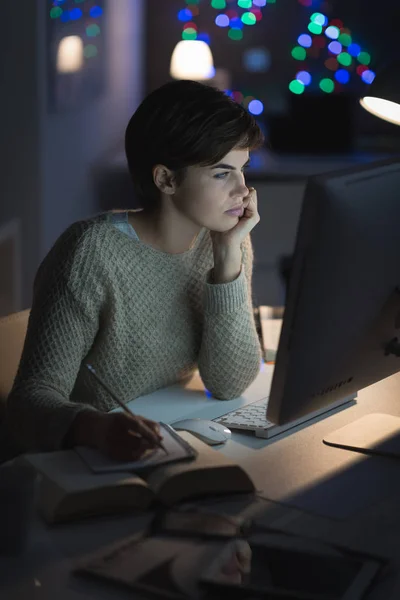 Giovane donna che si collega con il computer — Foto Stock