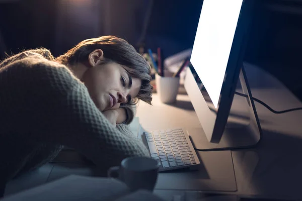 Müde Frau schläft auf Schreibtisch — Stockfoto