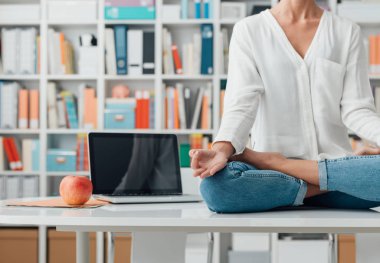 Kadın pratik meditasyon evde