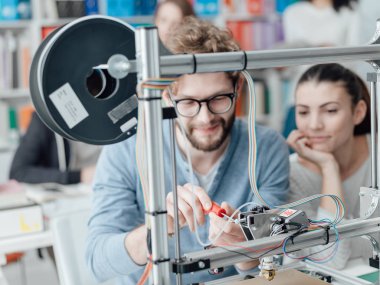 Mühendislik öğrencileri kullanarak 3D printerlere harcama maddeler 