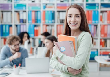 kız öğrenci holding kitaplar