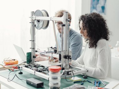 Mühendislik öğrencileri kullanarak 3D printerlere harcama maddeler