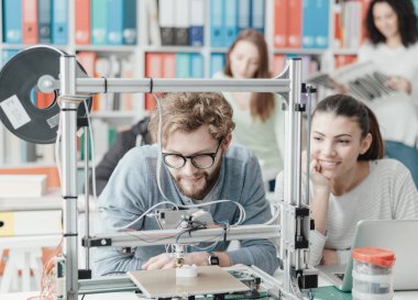 Mühendislik öğrencileri kullanarak 3D printerlere harcama maddeler