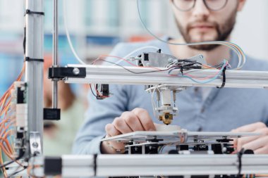 3D printerlere harcama maddeler kullanarak mühendisliği öğrencisi