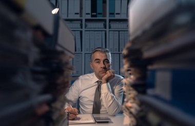 ofiste çalışan yorgun iş adamı