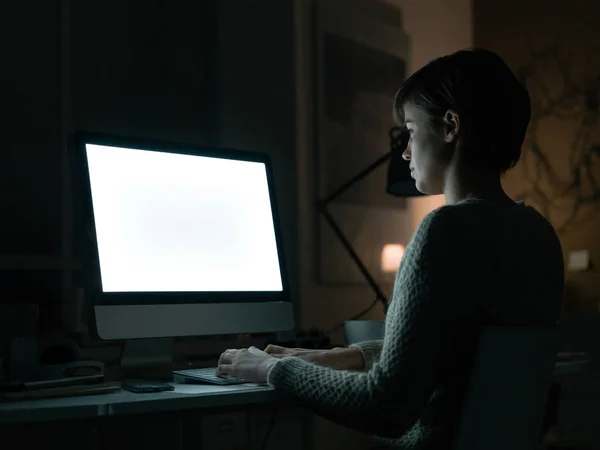 Mujer trabajando con computadora — Foto de Stock