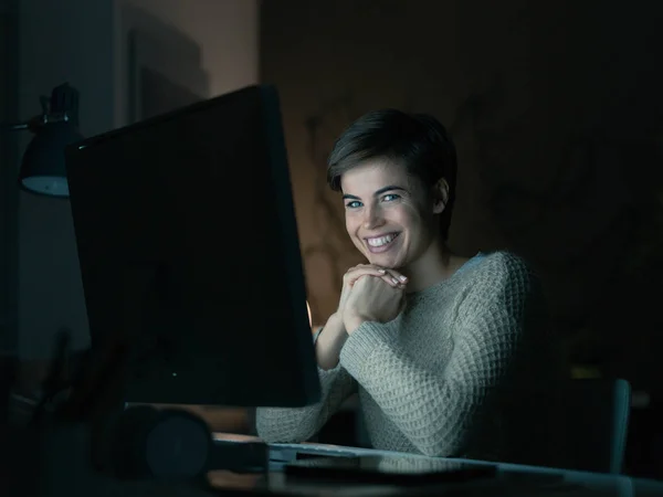 Ung kvinna ansluta med dator — Stockfoto