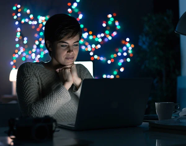 Giovane donna che guarda film con computer portatile — Foto Stock