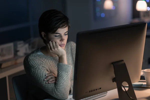 Junge Frau verbindet sich mit dem Computer — Stockfoto