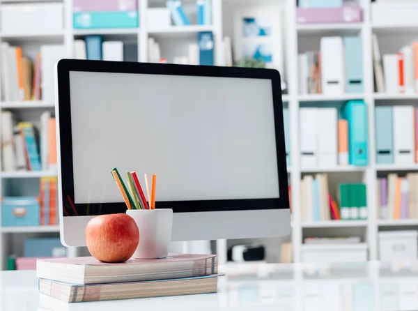 Bureau des étudiants avec ordinateur — Photo