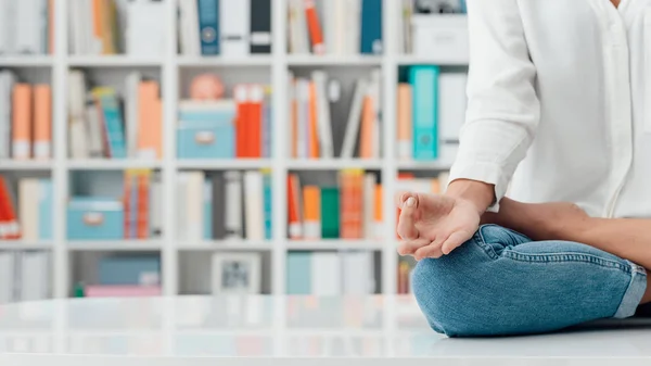 Donna che pratica la meditazione a casa — Foto Stock