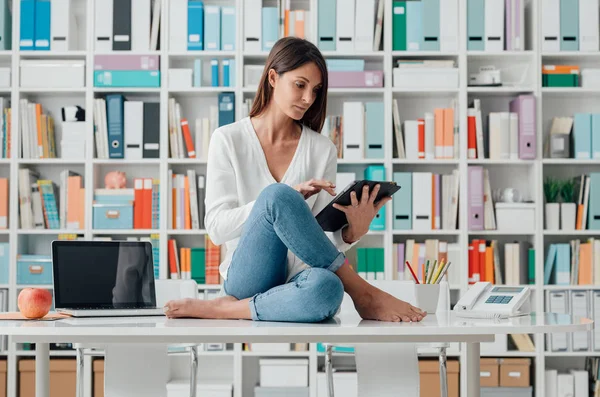 Mujer conectándose con tableta digital —  Fotos de Stock