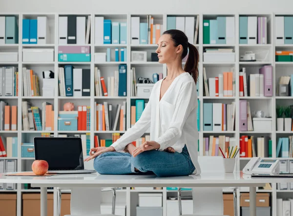 Mulher praticando meditação em casa — Fotografia de Stock