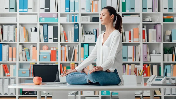 Femme pratiquant la méditation à la maison — Photo