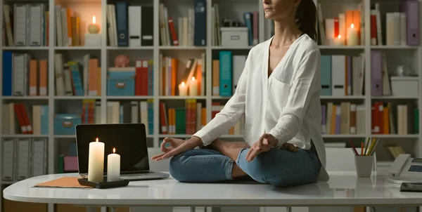 Mulher praticando meditação em casa — Fotografia de Stock