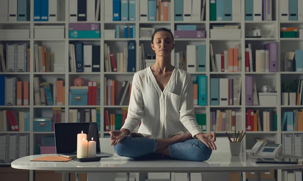 Mulher praticando meditação em casa — Fotografia de Stock