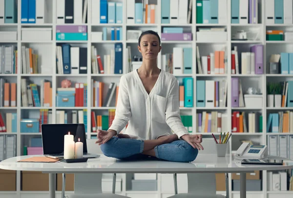 Mulher praticando meditação em casa — Fotografia de Stock