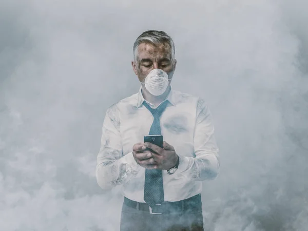 Бизнесмен в защитной маске с помощью смартфона — стоковое фото