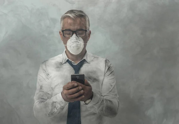 Επιχειρηματίας με προστατευτική μάσκα χρησιμοποιώντας smartphone — Φωτογραφία Αρχείου