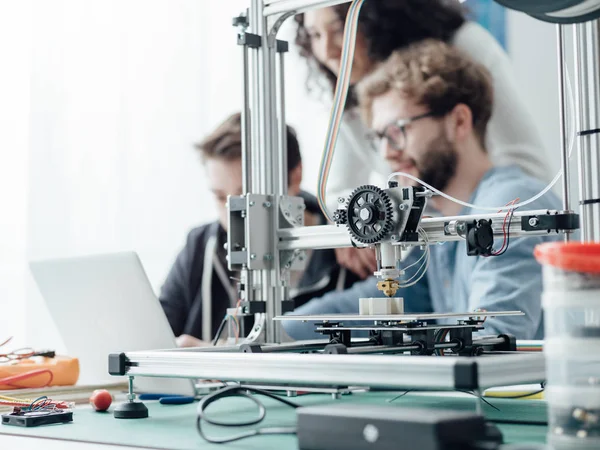 Group of students using a 3D printer — Stock Photo, Image