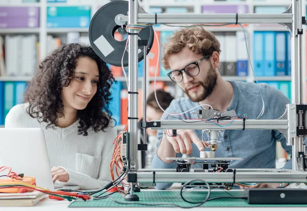 Étudiants en génie utilisant une imprimante 3D — Photo