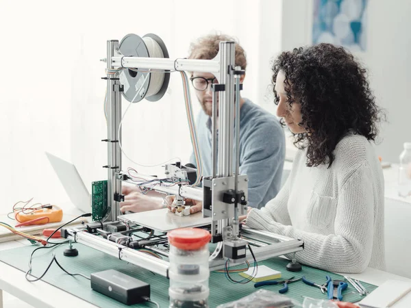 Estudantes de engenharia usando impressora 3d — Fotografia de Stock