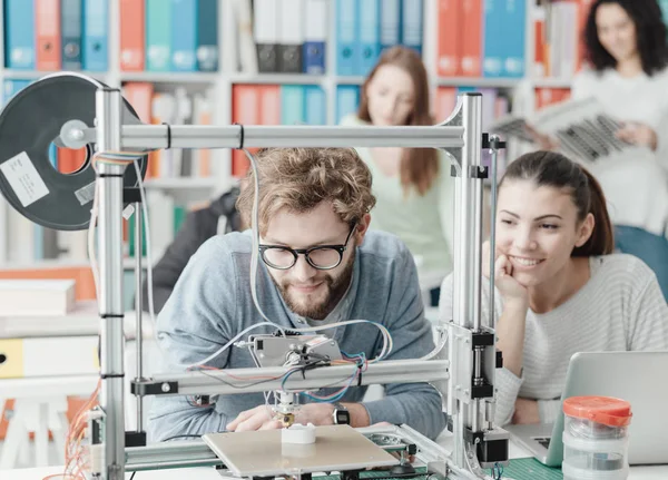 Estudantes de engenharia usando impressora 3d — Fotografia de Stock