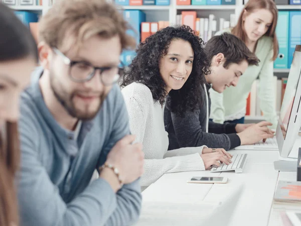 Studenter studera tillsammans — Stockfoto