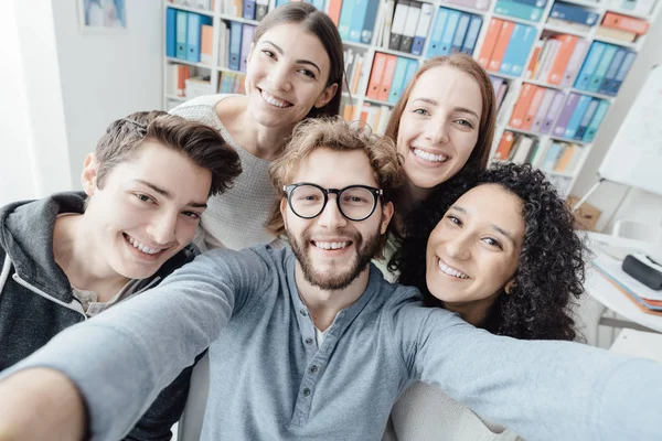 selfie birlikte alan öğrenciler