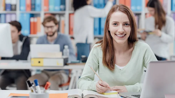 Estudiante estudiando libro — Foto de Stock