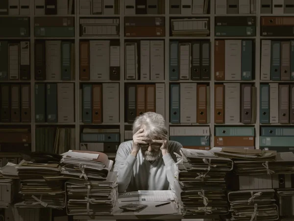 Överbelastad stressad senior kontorist — Stockfoto