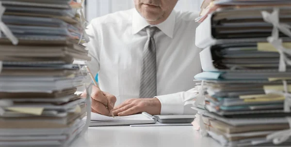 Корпоративный бизнесмен в офисе — стоковое фото