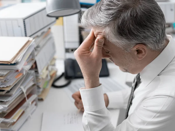 Empresário que trabalha no escritório — Fotografia de Stock