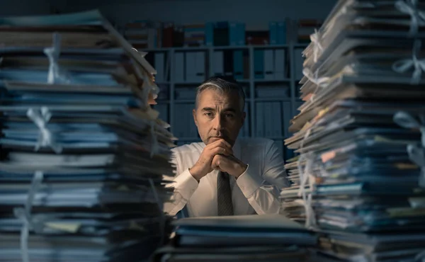 Empresário exausto e stressado — Fotografia de Stock