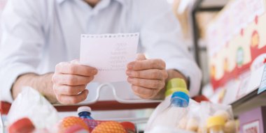 Alışveriş bakkal listesi ile adam